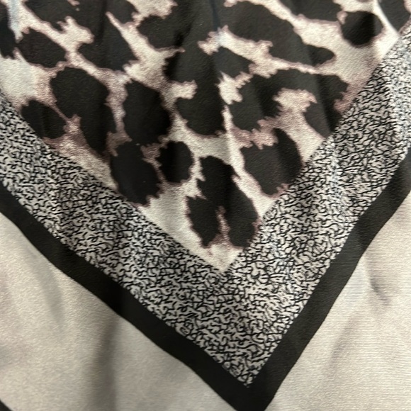 LA Valentina | Monochromatic ~ Leopard & Geo Patterned Scarfs - Picture 3 of 5